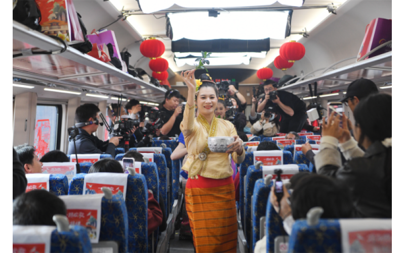 中老铁路列车&ldquo;跨国春晚&rdquo;西双版纳段精彩绽放 傣族歌舞点亮&ldquo;移动舞台&rdquo;